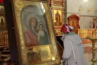 Возле чудотворной Казанской иконы Божией Матери «Коробейниковская» начали служить молебны