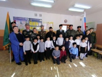 Хабаровский священник благословил первоклассников на посвящении в казачата