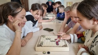 Ученики воскресной школы познакомились с игрой в нанайские шашки «апокачи»