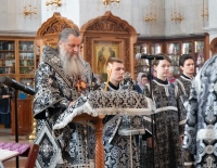 Митрополит Артемий Артемий совершил чинопоследование с акафистом Божественным Страстям Христовым в главном соборе края