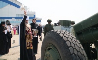 Митрополит Артемий освятил уникальную пушку и самый высокий в крае флагшток
