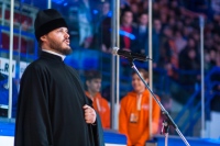 Клирик кафедрального собора исполнил гимн России перед матчем ХК Амур