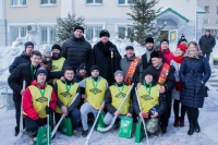 Хоккей «на валенках» объединил несколько поколений спортсменов на площадке Хабаровской семинарии