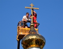 На обновленный храм св.благ.вел.кн. Александра Невского установлены купола. 9 сентября 2013 года.