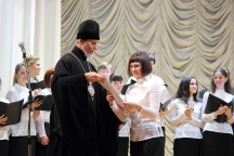 В Хабаровской краевой филармонии состоялся концерт хоровой духовной музыки «Христос рождается — славите!». 17 января 2014 года.