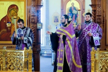 В Неделю Крестопоклонную митрополит Артемий совершил Божественную литургию в главном соборе Хабаровска 19 марта 2023 года