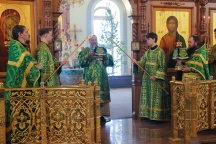 В праздник Святой Троицы митрополит Артемий совершил Божественную литургию в Спасо-Преображенском кафедральном соборе 4 июня 2023 года