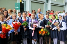 Правящий архиерей посетил торжественную линейку в Русской Классической Школе 1 сентября 2023 года
