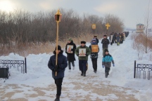 В преддверии Рождества Христова верующие Хабаровска совершили пеший Крестный ход по льду реки Уссури 4 января 2024 года