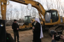 Митрополит Артемий посетил строительную площадку Храма Победы 4 ноября 2025 г.